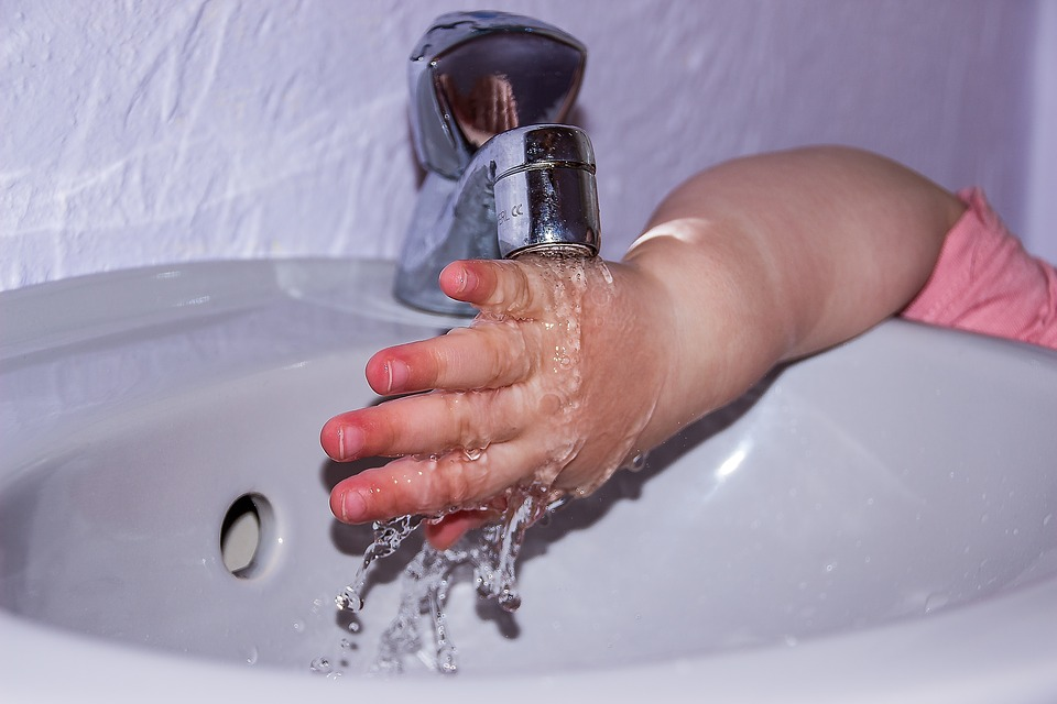 Detská ruka, umývadlo